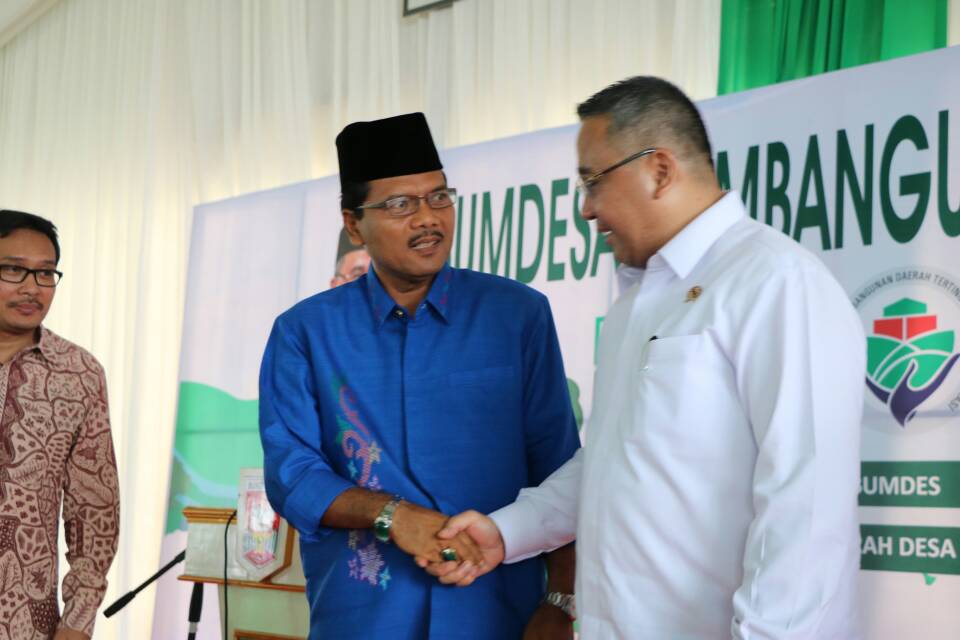Bupati Limapuluh Kota Irfendi Arbi bersalaman hangat dengan Mendes PDTT Eko Putro Sandjojo